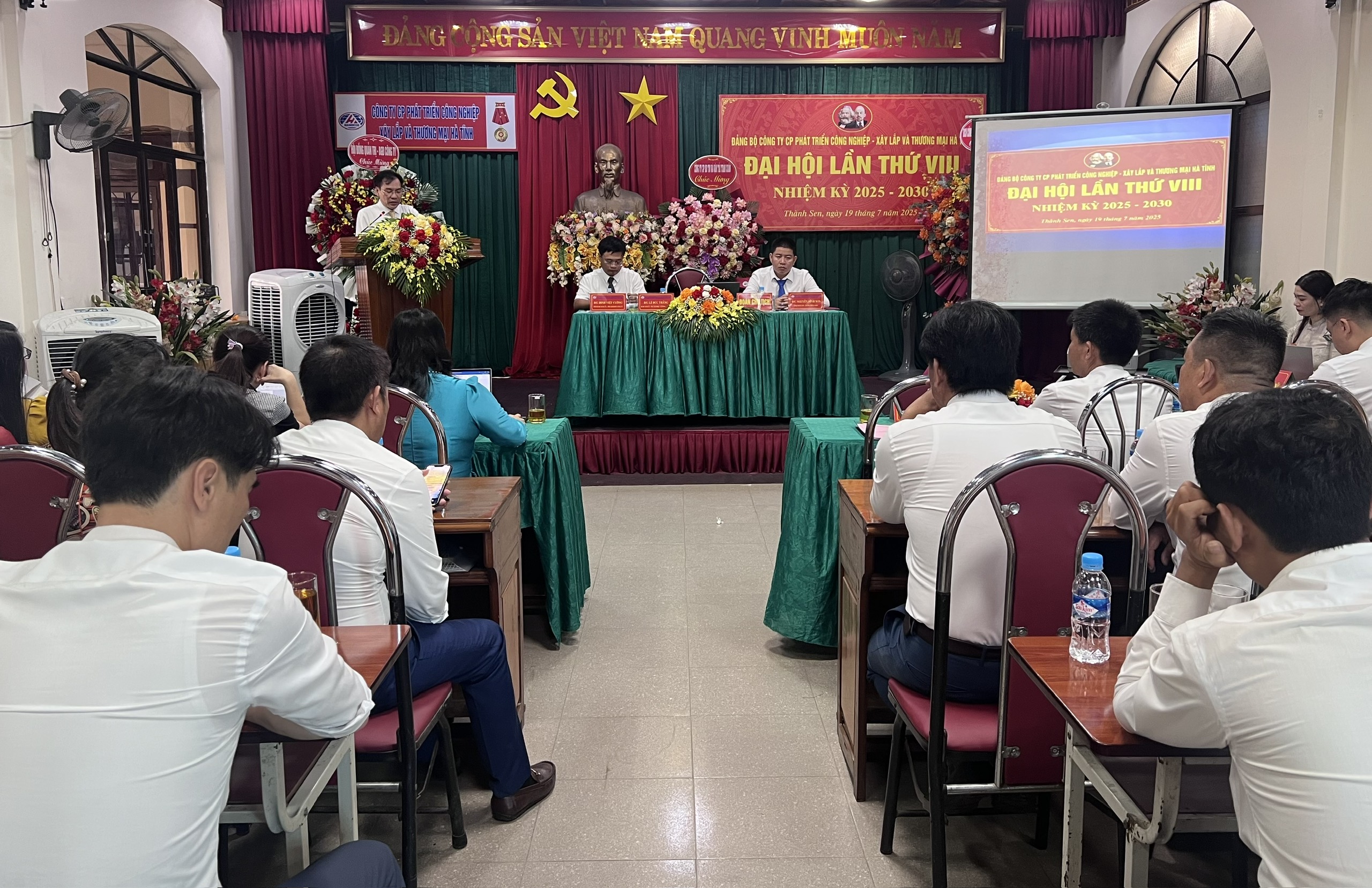 Đồng chí Lê Đức Thắng, Bí thư Đảng ủy, Chủ tịch HĐQT, Tổng giám đốc Công ty phát biểu tại đại hội