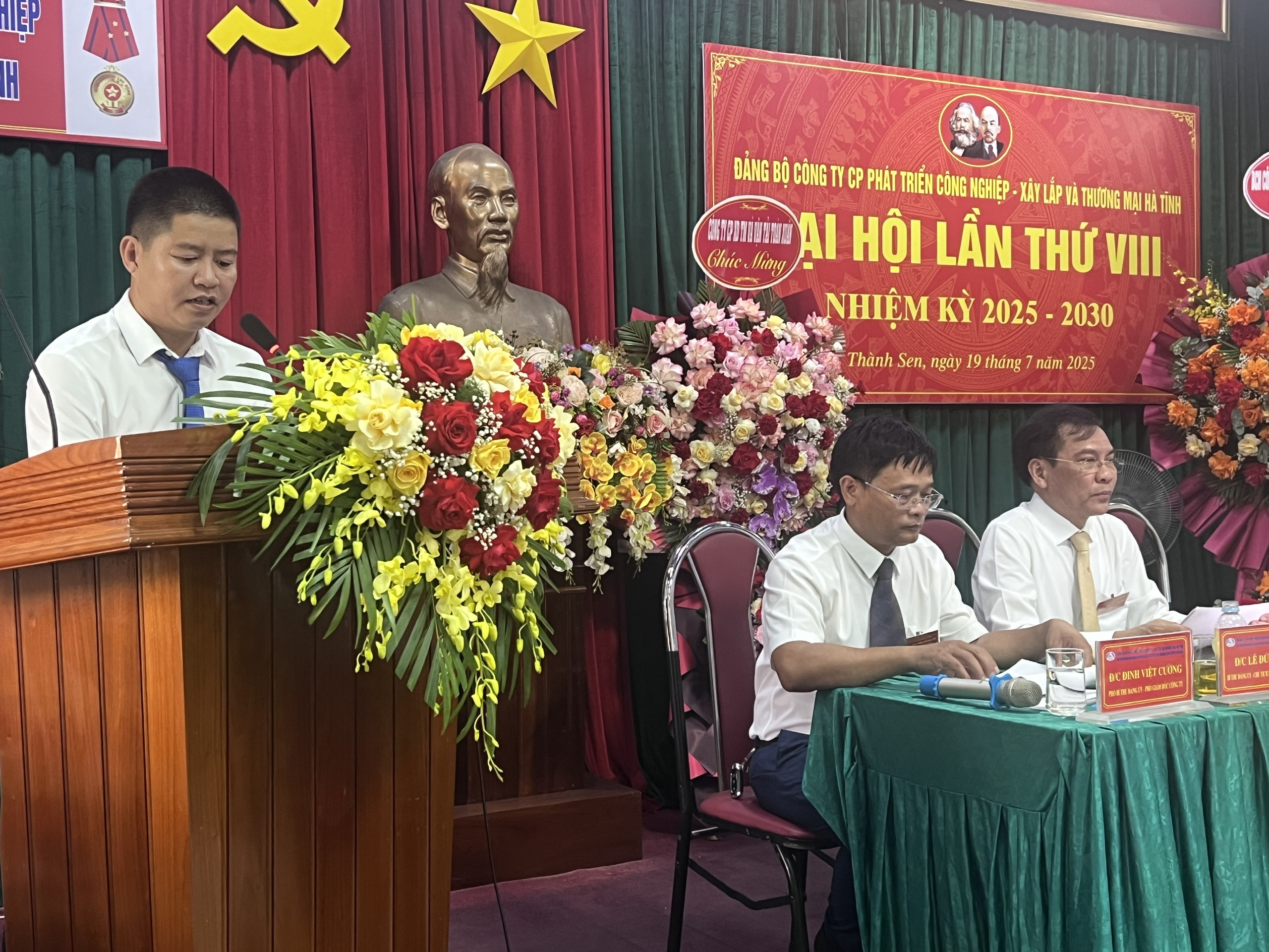 Đồng chí Nguyễn Đình Sơn – UVBCH Đảng bộ, Trưởng phòng KHKT Công ty phát biểu tham luận