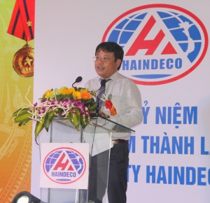 Ông Dương Tất Thắng - PCT UBND tỉnh tại Kễ KN 25 TL và đón nhận HCLĐ hạng nhì của Cty Haindeco