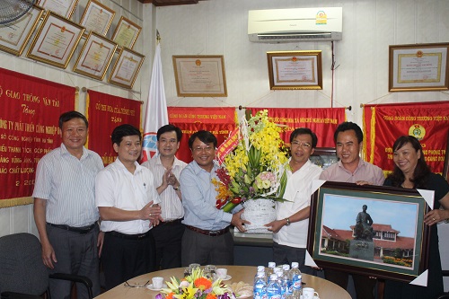 CÔNG TY HAINDECO ĐƯỢC LÃNH ĐẠO UBND TỈNH TẶNG HOA CHÚC MỪNG NGÀY DOANH NHÂN VIỆT NAM