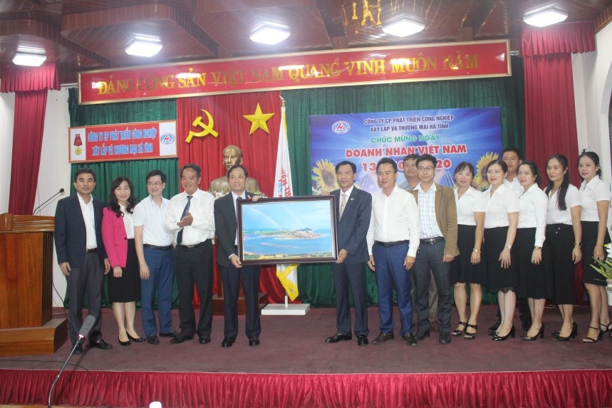 Phó Bí thư Thường trực Tỉnh ủy Hoàng Trung Dũng chúc mừng ngày Doanh nhân Việt Nam